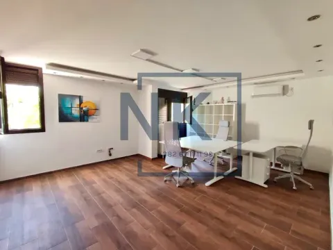 Izdavanje, poslovni prostor, 80m², Blok 5, Podgorica