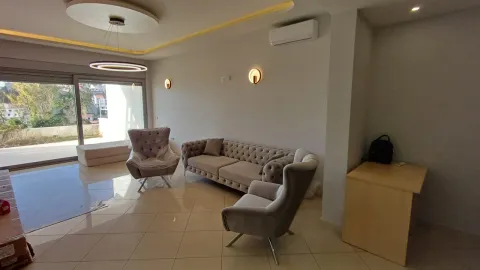 Prostrana dnevna soba sa garniturom i izlazom na terasu. - image 2