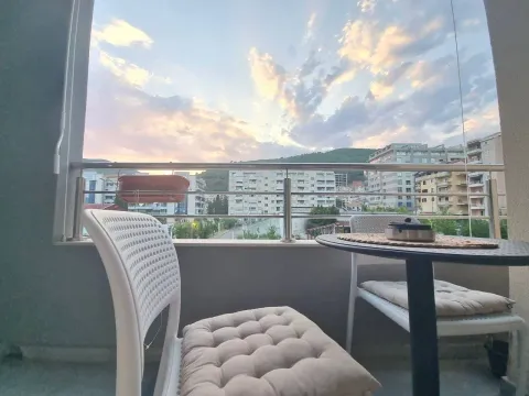 Namještena terasa sa stolom, stolicama i pogledom na grad. - image 7