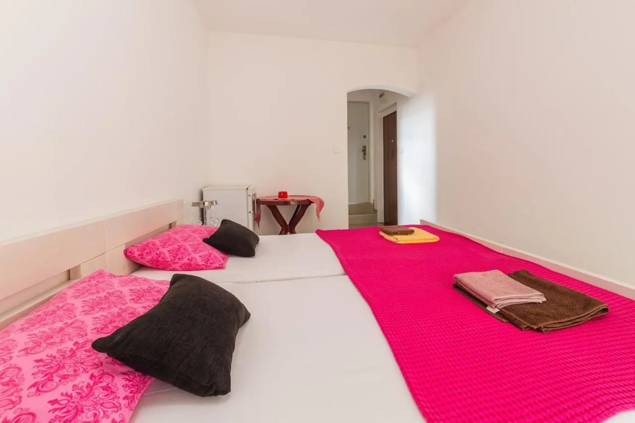 Izdavanje, kuća, 300m², Dubovica, Budva