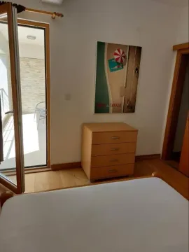 Svijetla spavaća soba sa komodom i izlazom na balkon. - image 15