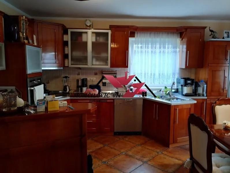 Prodaja, kuća, 430m², Zemun Ugrinovci, Zemun Sve Podlokacije