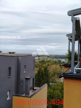 Pogled sa terase na okolne zgrade i prirodu. - image 16