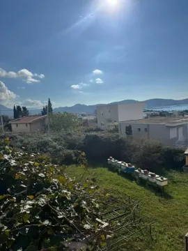 Pogled iz dvorišta na okolne kuće, brda i plavo nebo. - image 5