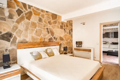 Izdavanje, trosoban stan, 84m², Stari Grad Kotor, Kotor - image 5