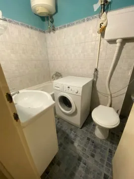 Manje kupatilo sa kadom, umivaonikom, veš mašinom i toaletom. - image 7
