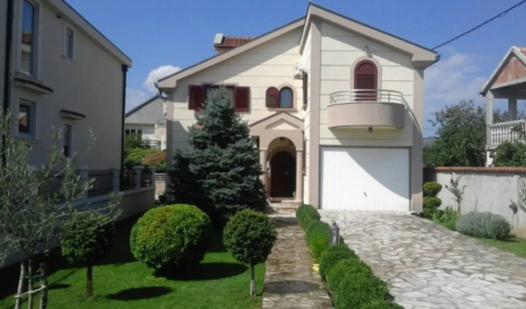 Izdavanje, kuća, 200m², Donja Gorica, Podgorica