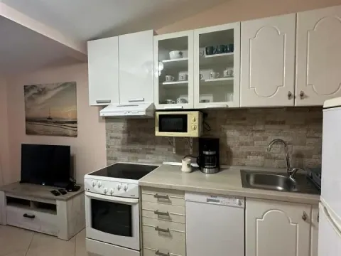 Izdavanje, jednosoban stan, 45m², Centar, Tivat - image 6