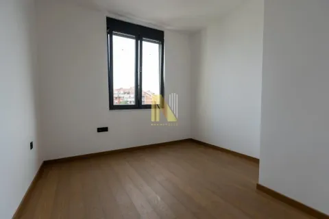 Prazna soba sa parketom i belim zidovima. - image 8