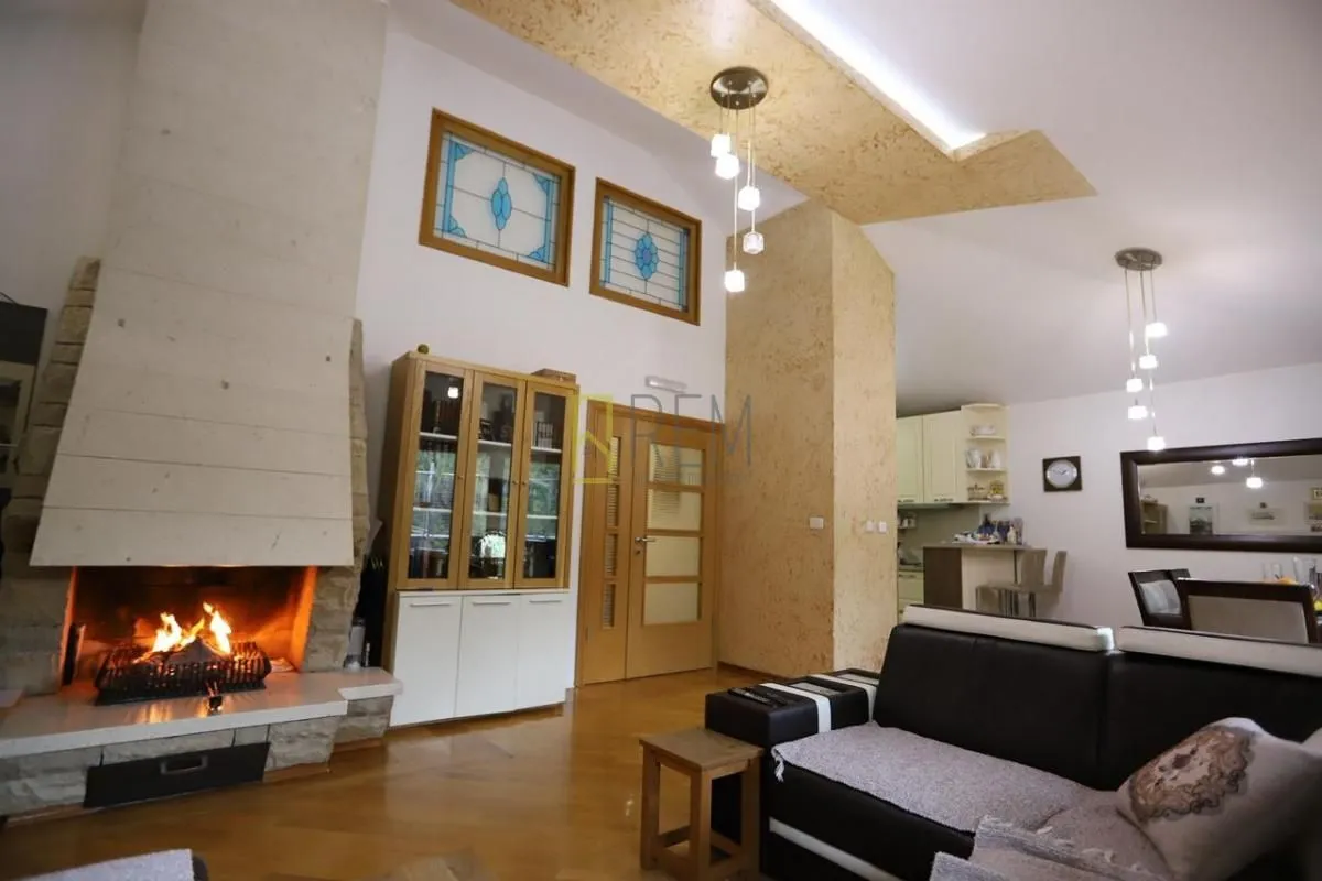 Prodaja, četvorosoban stan, 136m², Centar, Podgorica