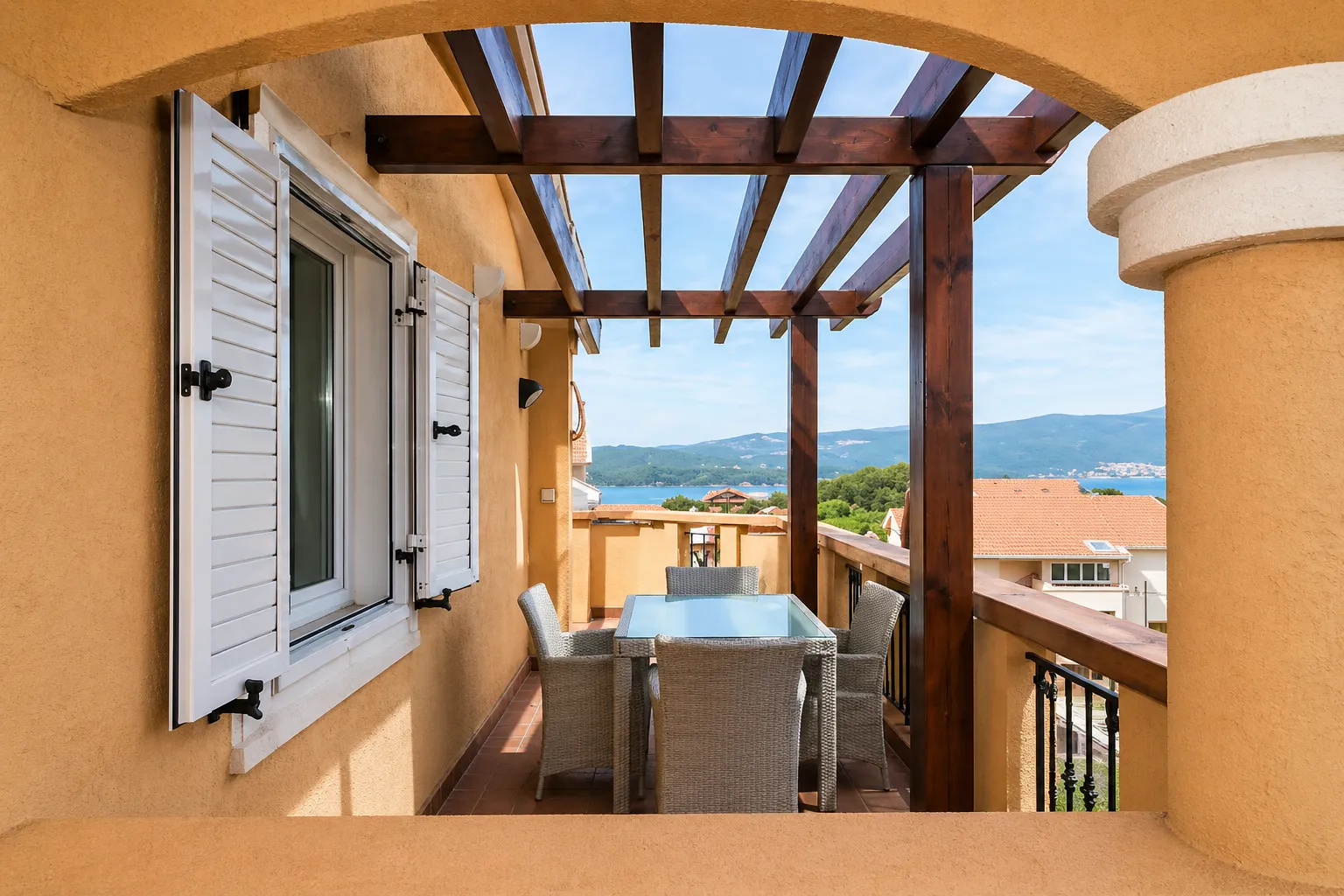 Izdavanje, jednosoban stan, 118m², Centar, Tivat