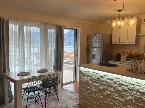 Izdavanje, dvosoban stan, 90m², Dobrota, Kotor - image 4