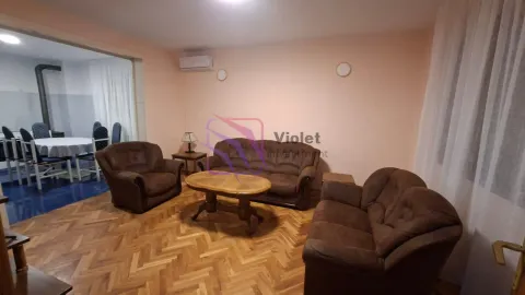 Living room with a sofa set and parquet flooring. - image 6