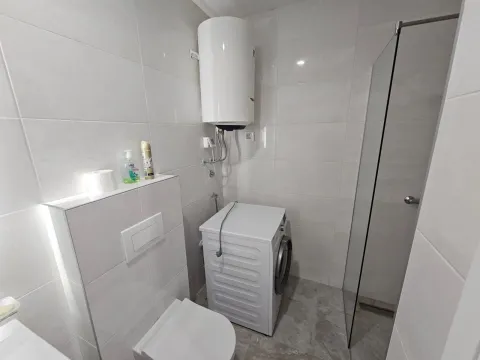 Moderne kupatilo sa tuš kabinom, WC šoljom, veš mašinom i bojlerom. - image 2
