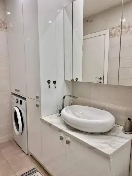 Moderno opremljeno kupatilo sa umivaonikom i ugradnom mašinom za veš. - image 6