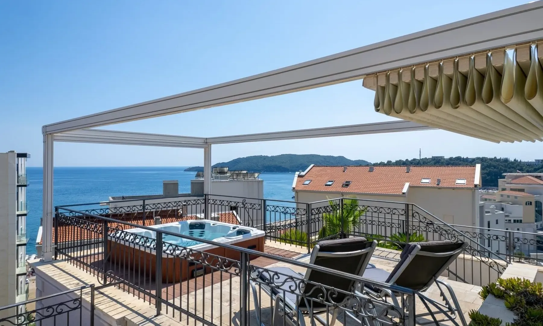 Sale, two bedroom apartment, 265m², Bečići, Budva