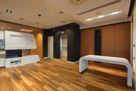 Prostrana dnevna soba sa drvenim podom, modernim namještajem i ugrađenim liftom. - image 10
