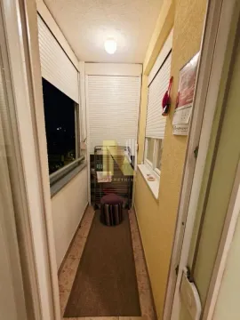 Zastakljeni balkon sa spuštenim roletnama i stazom po sredini. - image 14