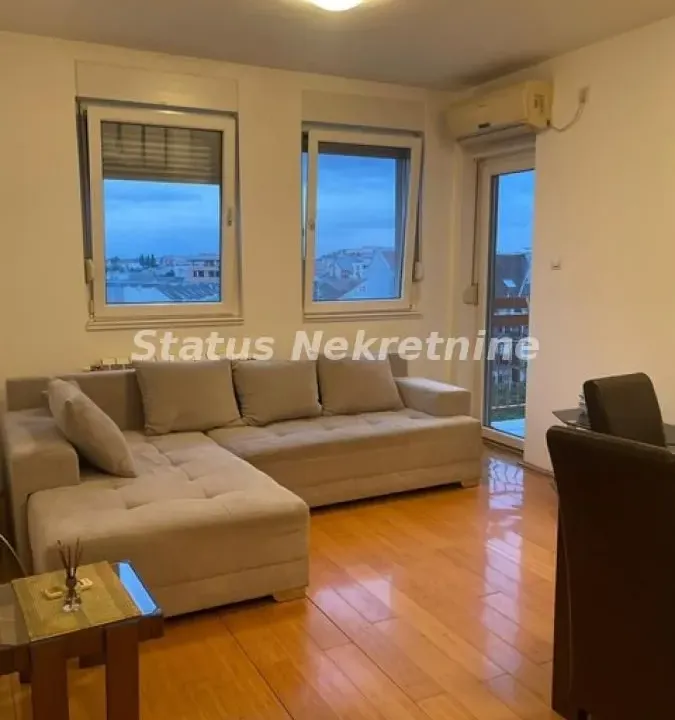 Izdavanje, dvosoban stan, 41m², Centar, Novi Sad