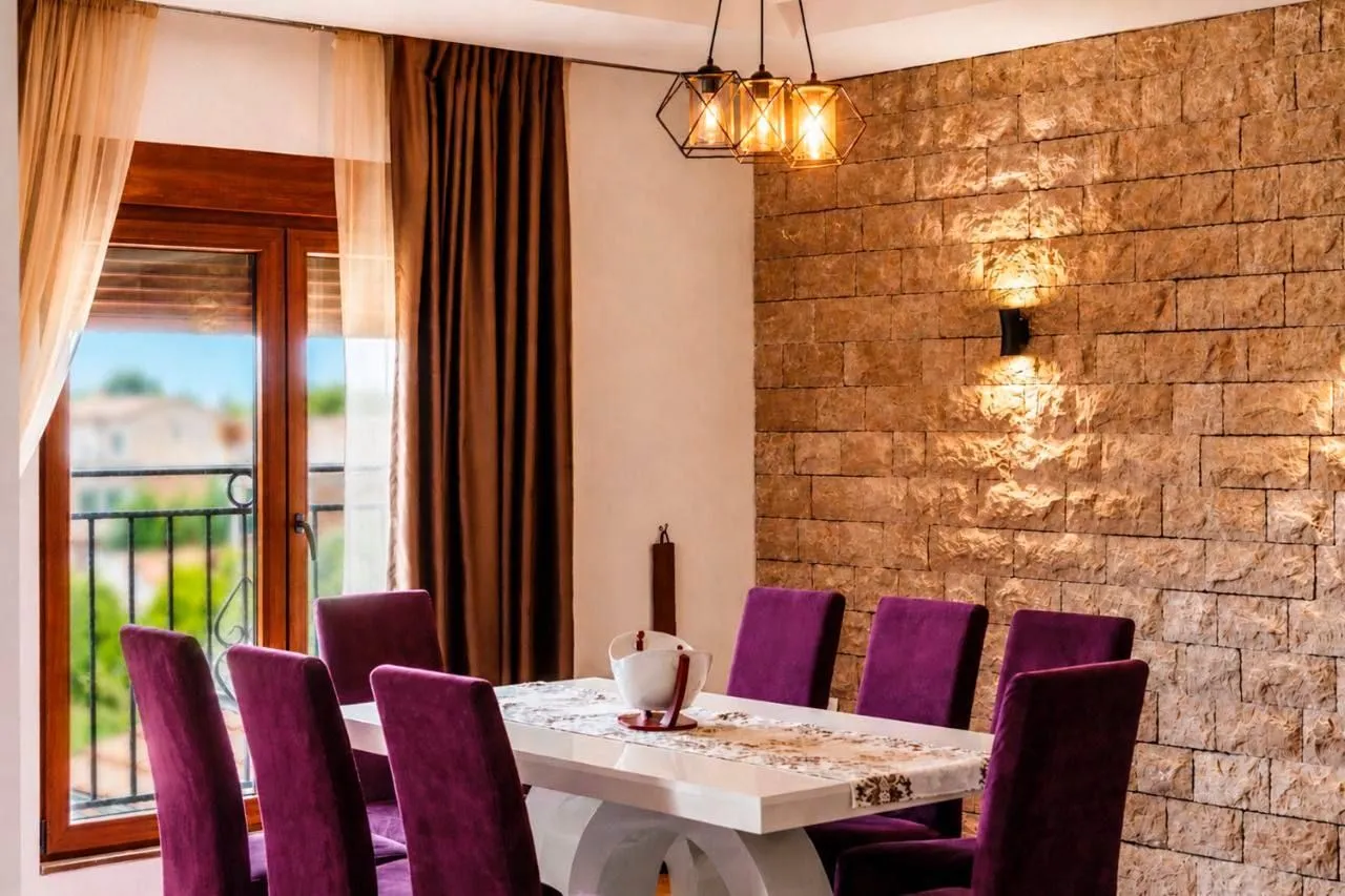 Izdavanje, četvorosoban stan, 240m², Krimovica, Kotor