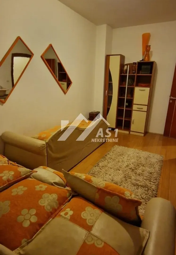 Izdavanje, četvorosoban stan, 99m², Centar, Novi Sad