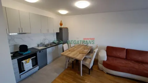Otvoreni prostor koji obuhvata kuhinju, trpezariju i dnevni boravak. - image 6
