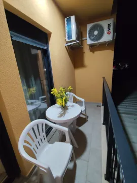 Namještena terasa sa stolom, stolicama i klima uređajem. - image 10