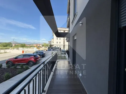 Rent, office space, 48m², Tološi, Podgorica - image 11