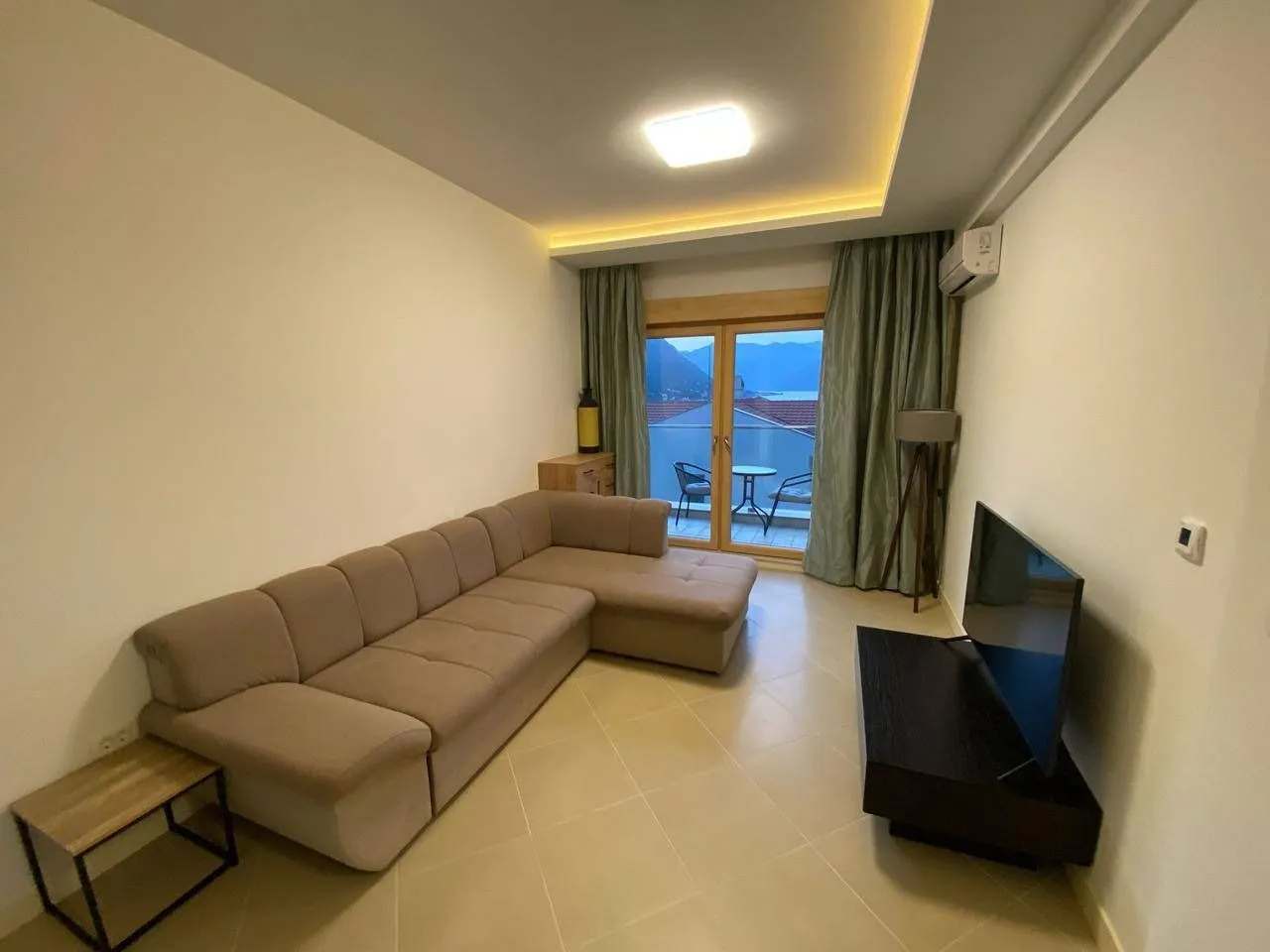 Prodaja, dvosoban stan, 62m², Dobrota, Kotor