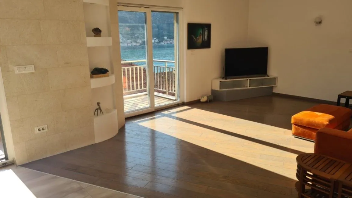 Sale, three bedroom apartment, 108m², Dobrota, Kotor