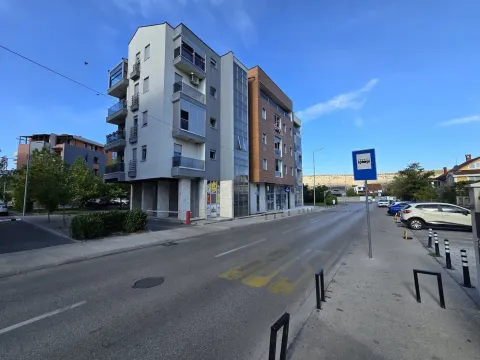 Eksterijer moderne višestambene zgrade sa ulicom u prvom planu. - image 10
