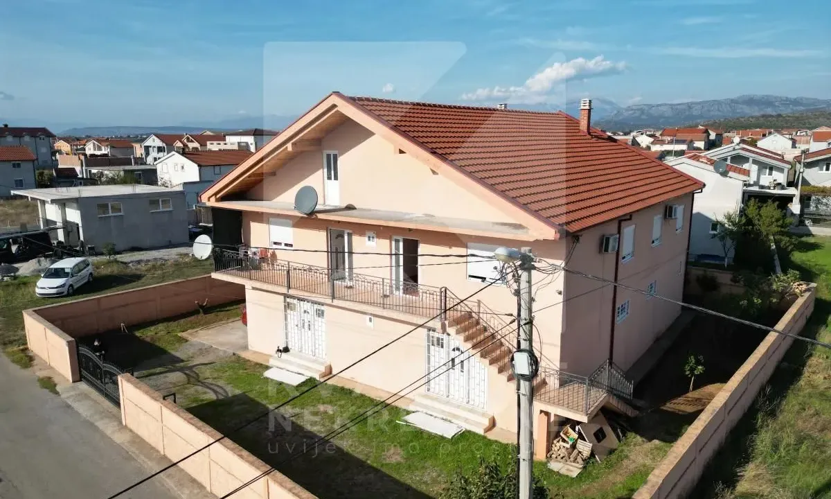 Prodaja, kuća, 246m², Karaburško Polje, Podgorica