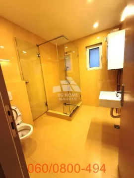 Kupatilo sa tuš kabinom, WC šoljom i umivaonikom. - image 12