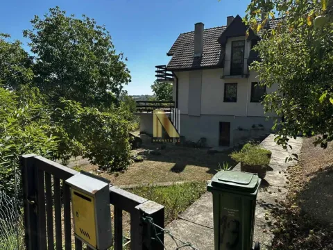 Pogled na dvorište i spoljašnjost kuće sa kapijom. - image 5