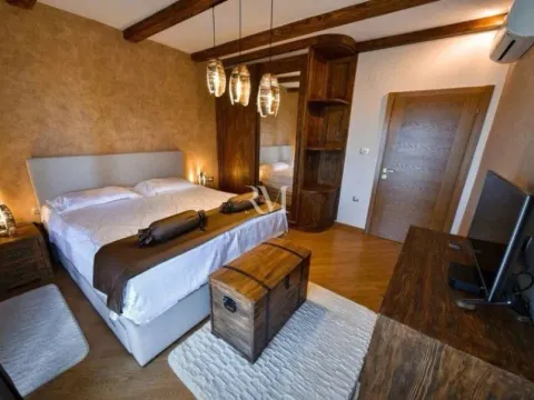 Izdavanje, kuća, 281m², Dub, Kotor - image 10