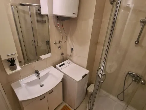 Izdavanje, dvosoban stan, 65m², Stara Varoš, Podgorica - image 2