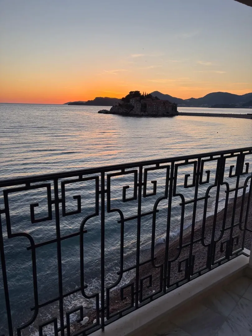 Pogled na more i Sveti Stefan sa terase u sumrak.