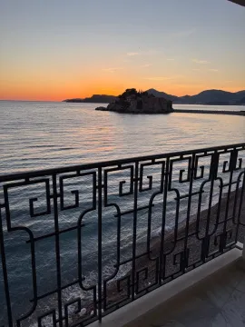 Pogled na more i Sveti Stefan sa terase u sumrak. - image 5