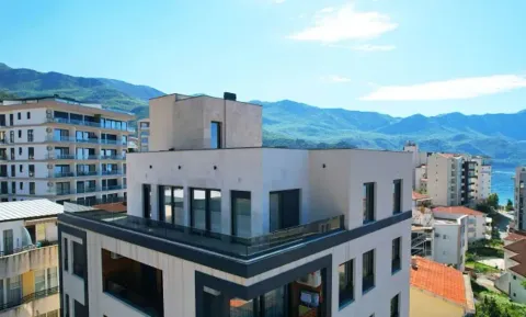 Pogled na spoljašnjost moderne stambene zgrade sa planinama u pozadini. - image 8