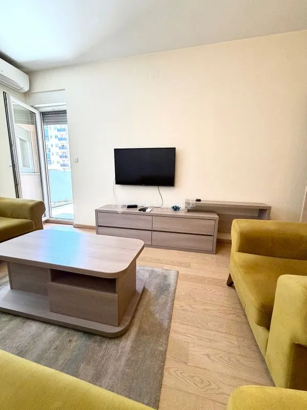 Izdavanje, dvosoban stan, 72m², City Kvart, Podgorica