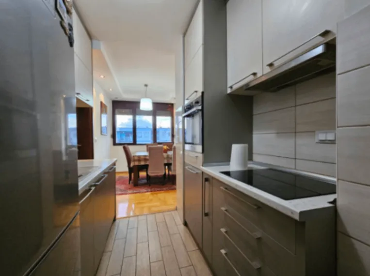 Prodaja, trosoban stan, 94m², Centar, Podgorica