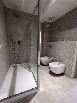 Savremeno opremljeno kupatilo sa tuš kabinom, WC šoljom i bideom. - image 14