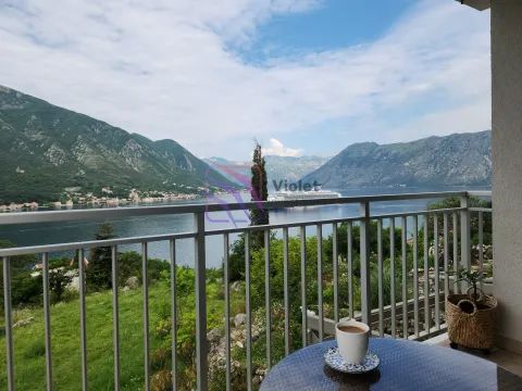 Balkon sa pogledom na more i planine sa stolom i šoljom kafe. - image 2