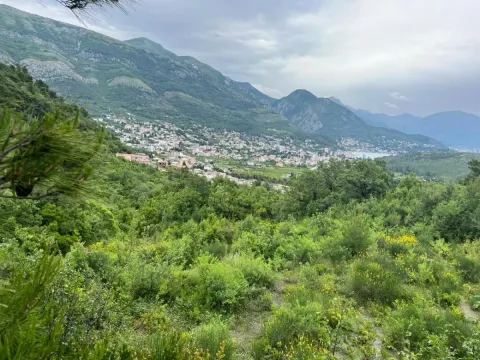 Pogled na grad i planine iz okoline. - image 2