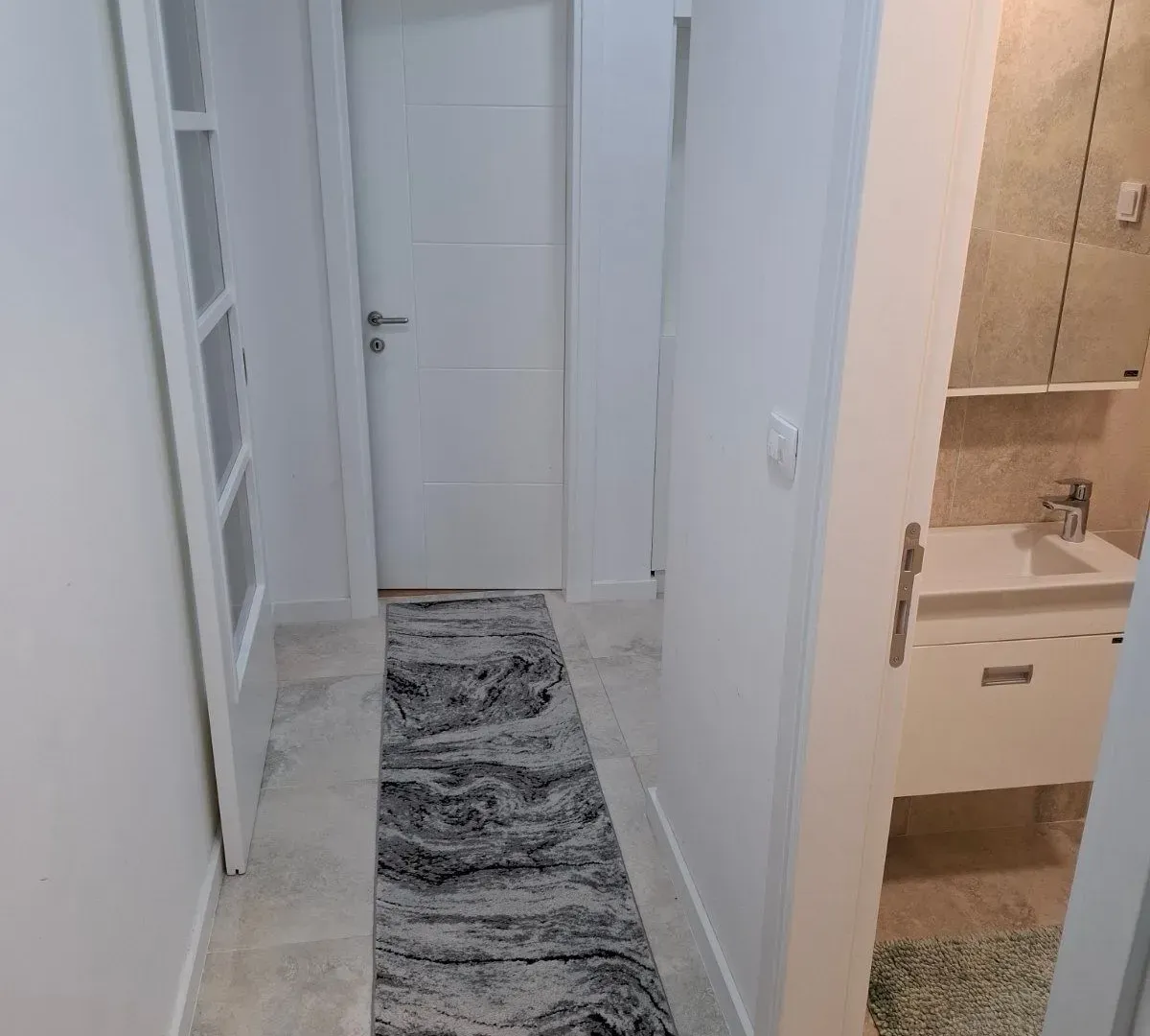 Izdavanje, dvosoban stan, 70m², Kalimanj, Tivat