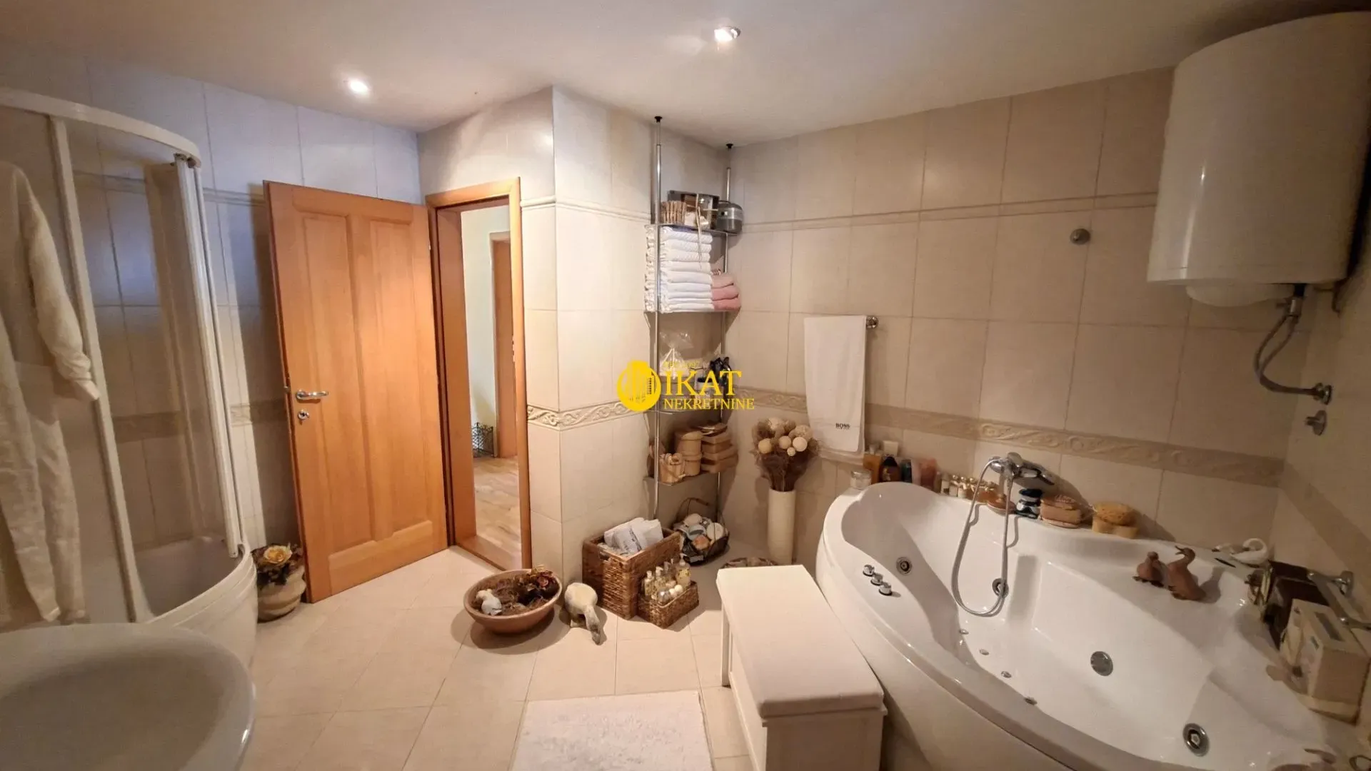 Prodaja, kuća, 265m², Borča 1, Borča Sve Podlokacije