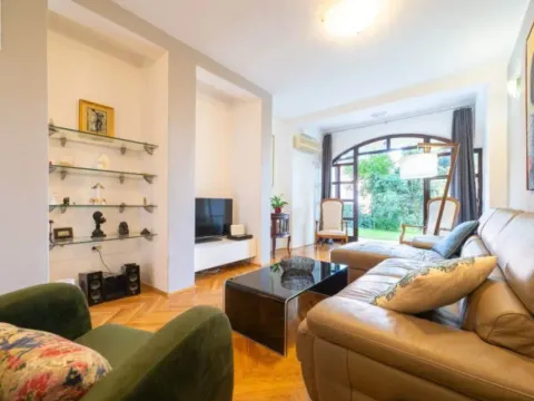 Izdavanje, trosoban stan, 120m², Gorica C, Podgorica