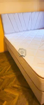 Bračni krevet sa tapaciranim uzglavljem u spavaćoj sobi. - image 2