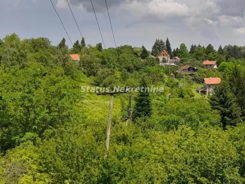 Pogled na zeleno okruženje i kuće u prirodi. - image 19