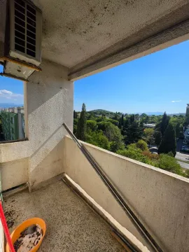 Pogled sa terase na zelenilo i okolne zgrade. - image 16